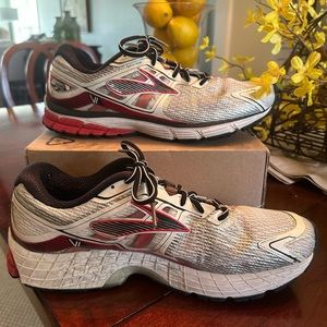Brooks Ravenna VI tennis shoe, gray/red, men’s size 11.5